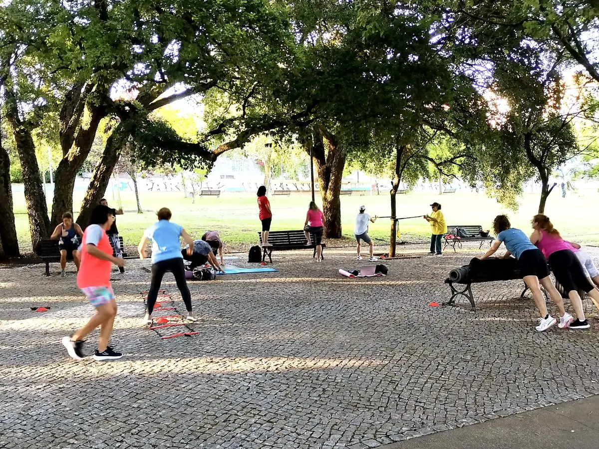 Alunas da O2Fit em treino funcional ao ar livre no Parque Quinta das Flores, em Massamá