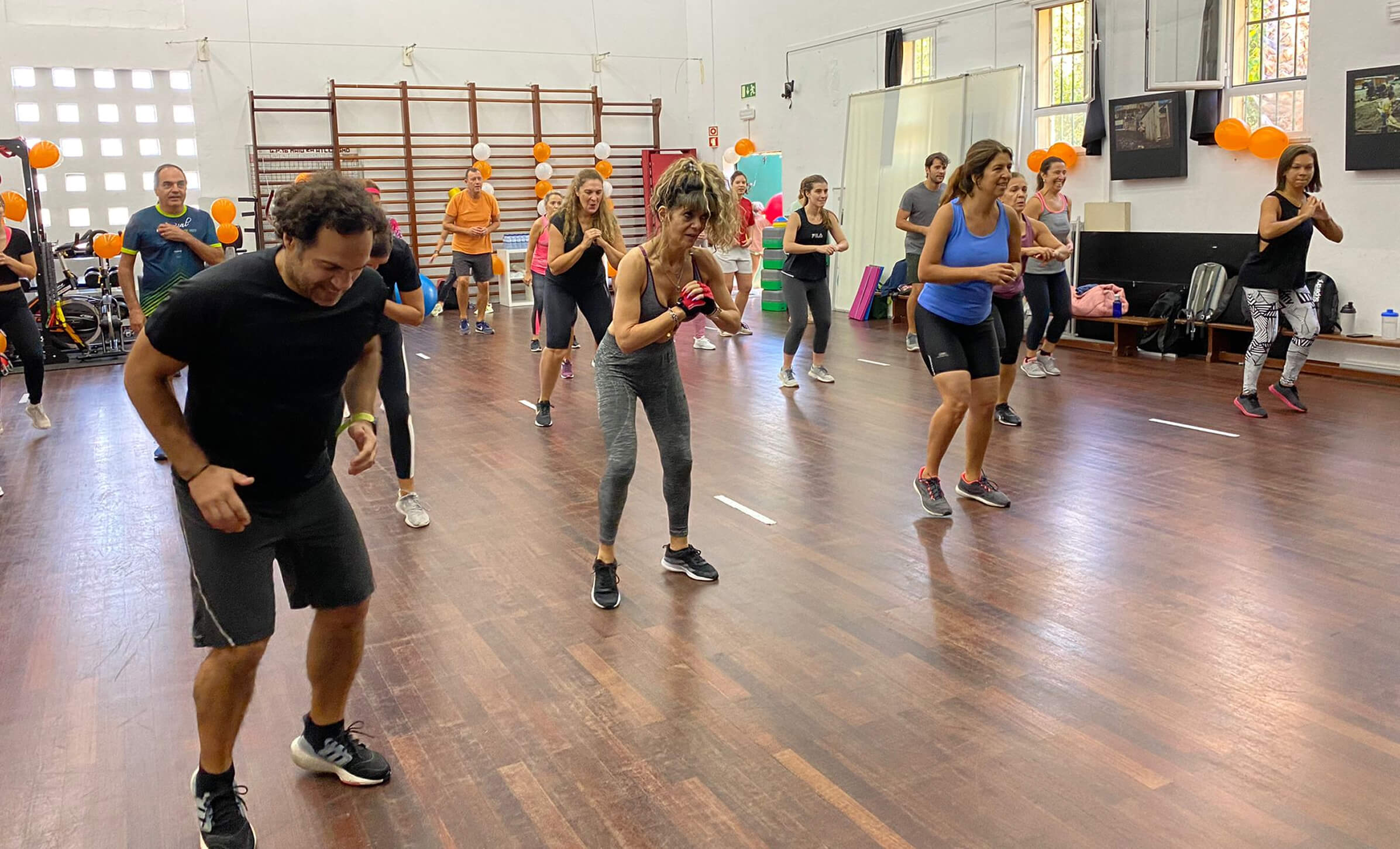 Grupo de alunos O2Fit reunido num estúdio coberto